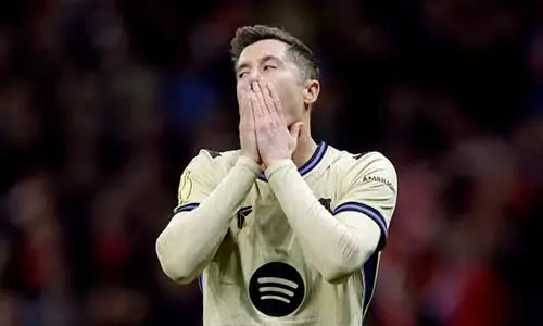 لاعبو برشلونة أبلغو هانسي فليك بمخاوفهم التكتيكية بعد هزيمتهم أمام أتلتيكو مدريد